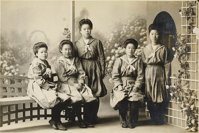 Japanische Mittelschülerinnen in Sailor-Uniform, ca. 1917-1921 (Schwarz-Weiß-Foto)