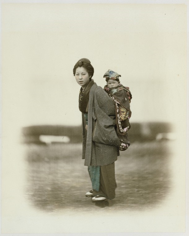 Mutter im Kimono, die ihr Kind auf dem Rücken trägt (coloriertes Foto, ca. 1870-79)