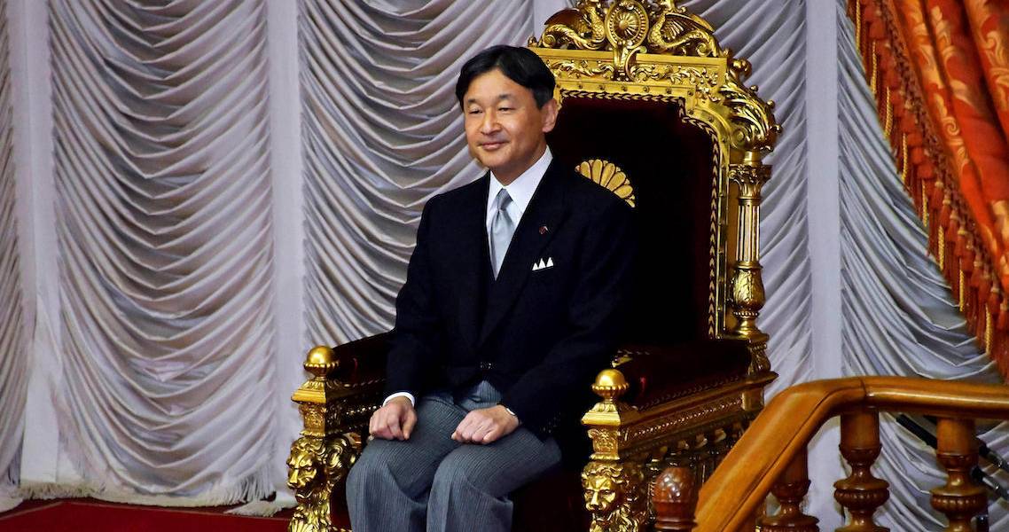 Kaiser Naruhito auf goldenem Thron im japanischen Unterhaus