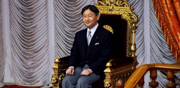 Kaiser Naruhito auf goldenem Thron im japanischen Unterhaus