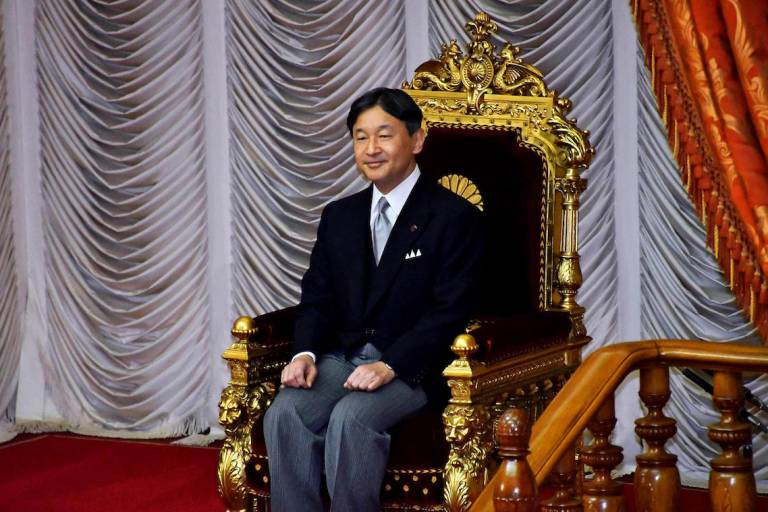 Kaiser Naruhito auf goldenem Thron im japanischen Unterhaus