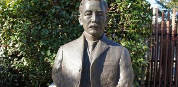 Statue des berühmten Schriftstellers Natsume Sōseki