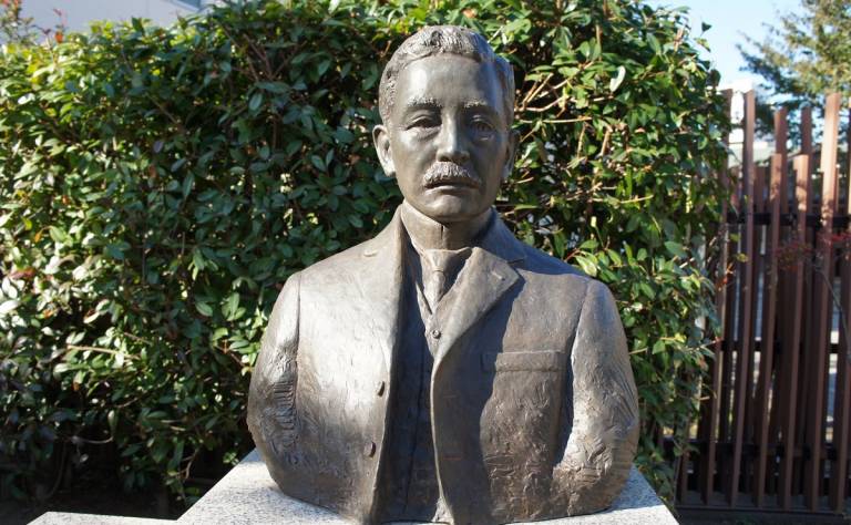 Statue des berühmten Schriftstellers Natsume Sōseki