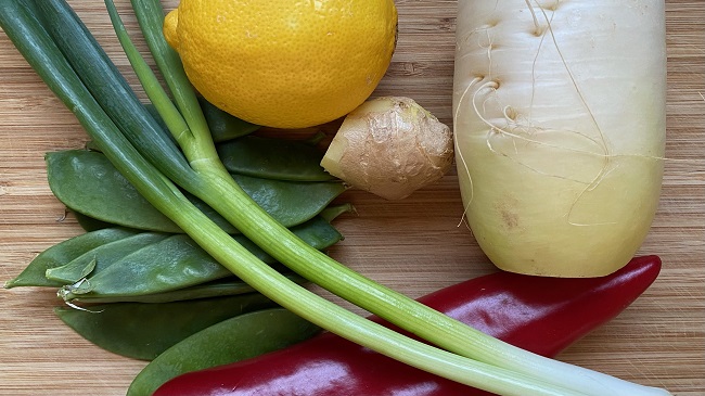 Zitrone, Rettich, Frühlingszwiebeln und rote Gemüsepaprika