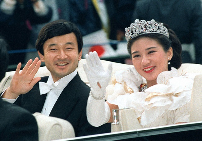 Kronprinz Naruhito und Kronprinzessin Masako winken aus dem Auto bei ihrer Hochzeitsparade 1993