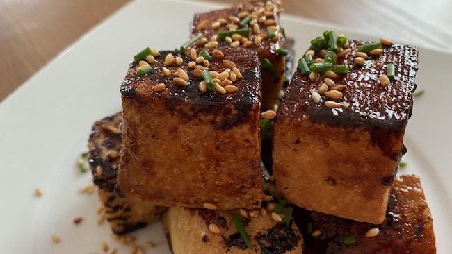 Gebratener Tofu mit Teriyaki-Sauce und Sesam-Schnittlauch-Topping