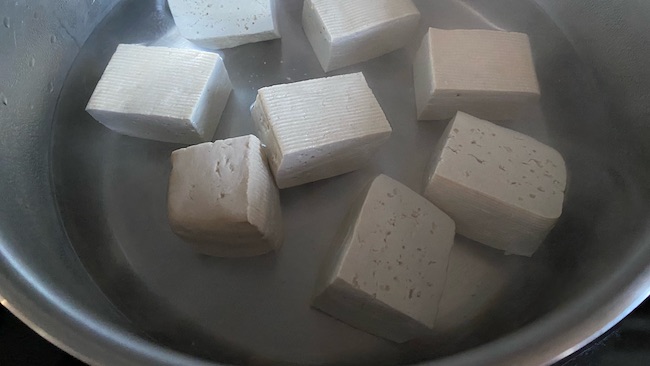 Tofu wird blanchiert.