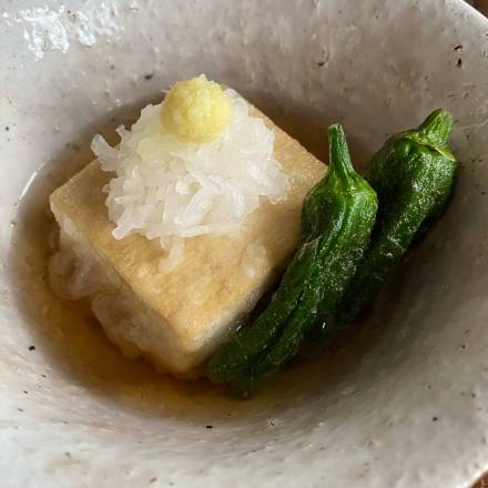 Tofu in Dashi mit Bratpaprika