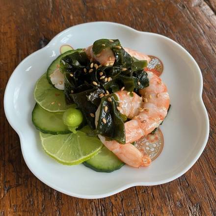 Garnelen-Wakame-Salat auf blumenförmigem Teller serviert