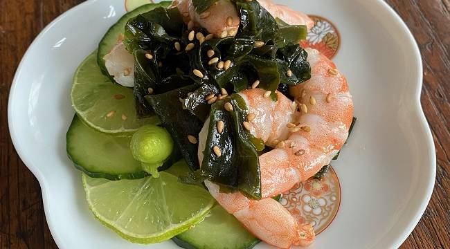 Garnelen-Wakame-Salat auf blumenförmigem Teller serviert