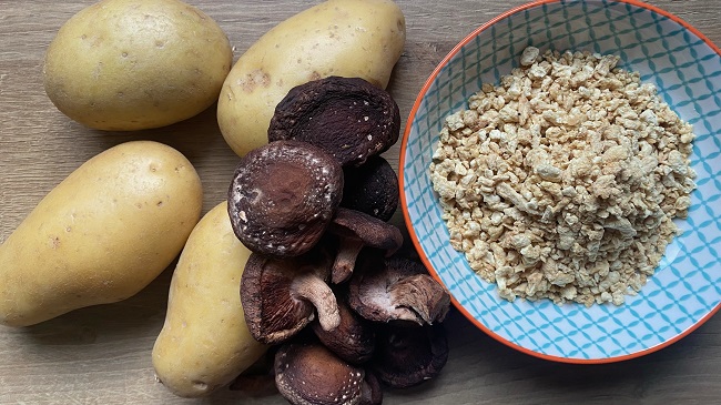 Rohe, ungeschälte Kartoffeln, Shiitake-Pilze und Soja-Flakes