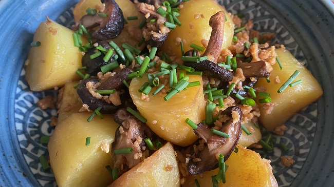 Kartoffeln mit Shiitake und Schnittlauch serviert in blauer Schüssel