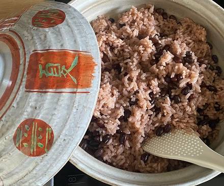 Roter Reis mit Azukibohnen serviert in Reisschüssel mit Deckel