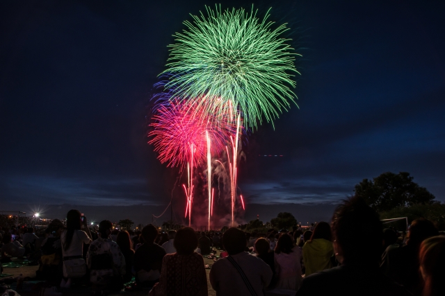 Feuerwerk über dem Adachi-Fluss.