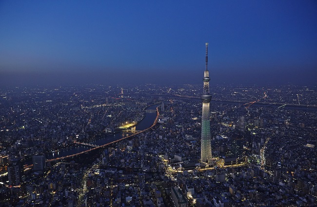 Der Tokyo Sky Tree bei Nacht.