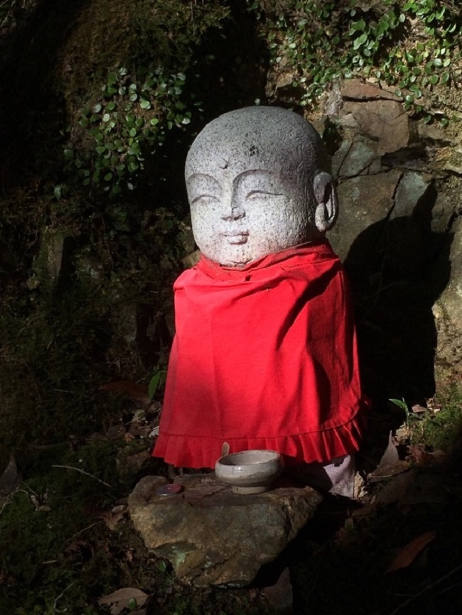 Kleine Jizo-Statur mit rotem Gewand