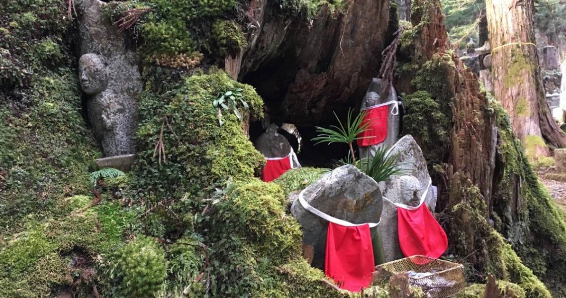 Jizo-Stauen mit roten Lätzchen auf dem Berg Kōya-san