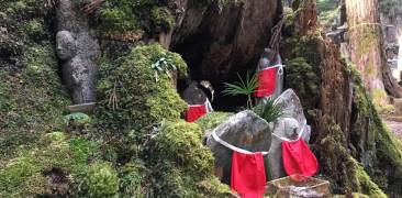 Jizo-Stauen mit roten Lätzchen auf dem Berg Kōya-san
