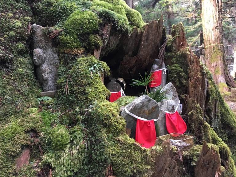 Jizo-Stauen mit roten Lätzchen auf dem Berg Kōya-san