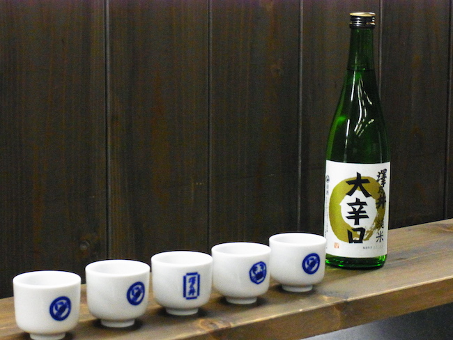 Sake-Flasche mit Sake-Bechern