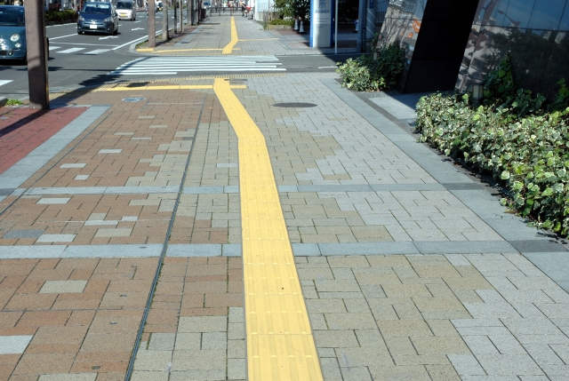 Gelbes Bodenleitsystem auf einem Gehweg in Japan