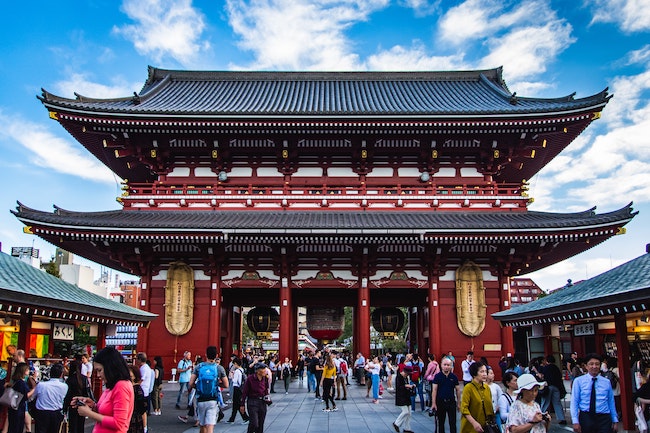 Senso-ji-Tempel in Asakusa vor blauem Himmel