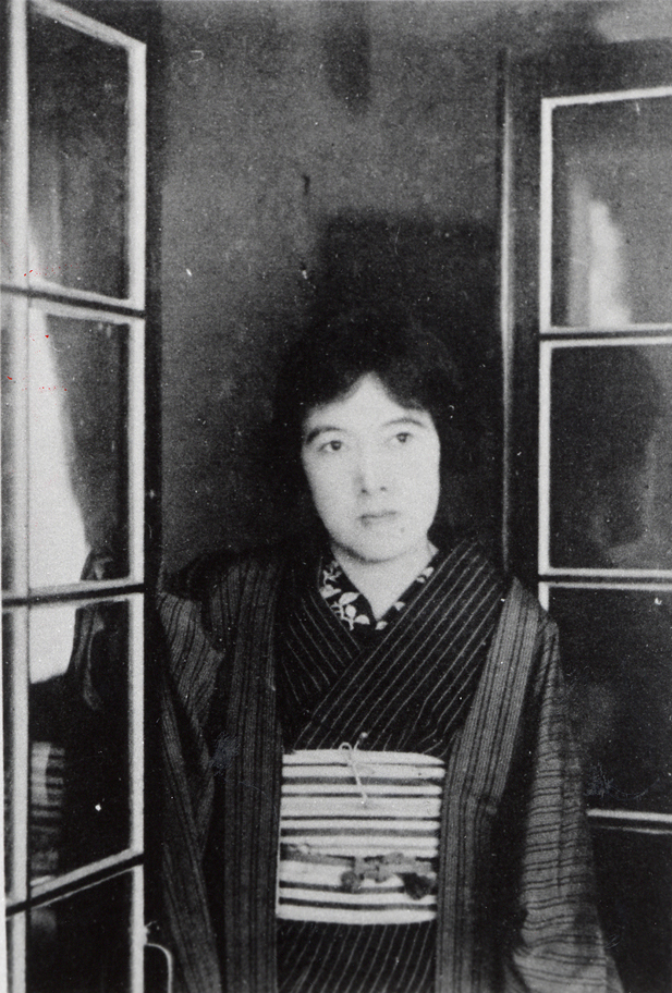 Dichterin Yosano Akiko im Kimono vor einem Fenster