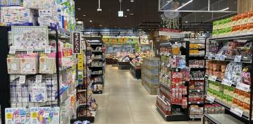 Gang im japanischen Supermarkt mit Blick auf eine Theke, über der auf Deutsch "Essen" steht