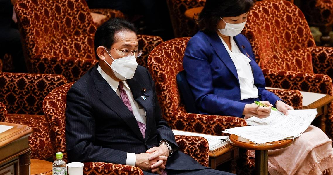 Japans Premierminister Kishida Fumio neben einer anderen Politikerin im japanischen Parlament