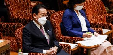Japans Premierminister Kishida Fumio neben einer anderen Politikerin im japanischen Parlament