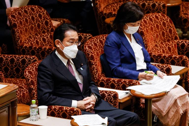 Japans Premierminister Kishida Fumio neben einer anderen Politikerin im japanischen Parlament