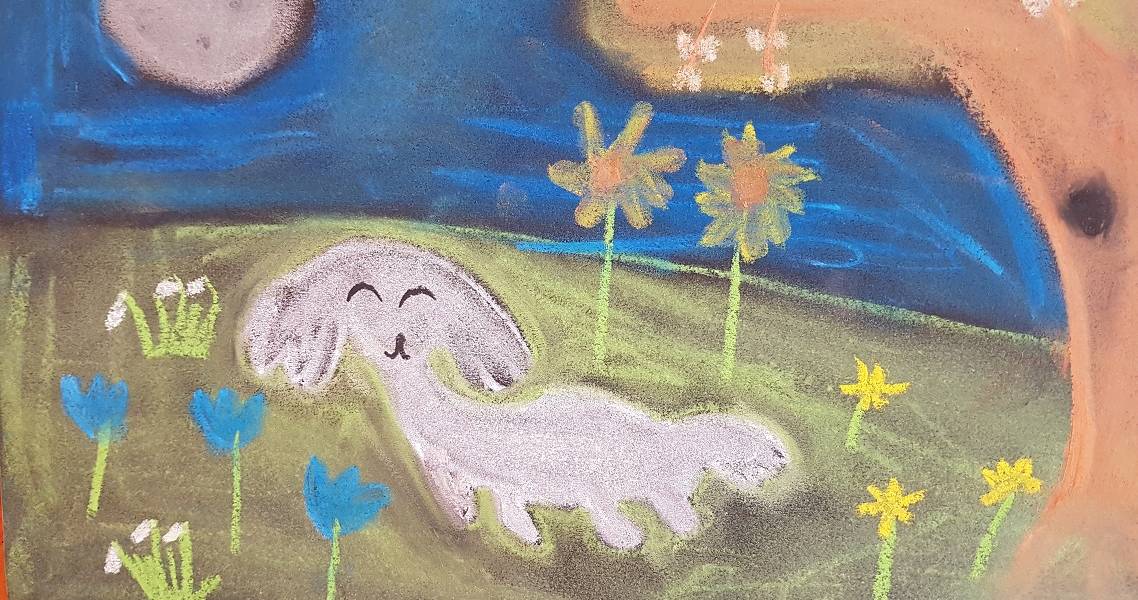 Farbige Illustration des kleinen Hundes Lito auf einer Blumenwiese vor blauem Himmel