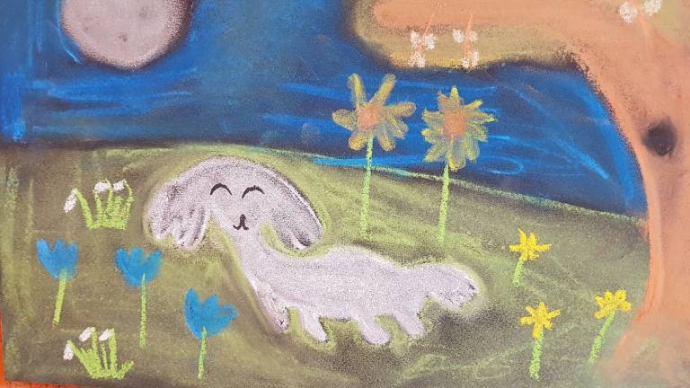 Farbige Illustration des kleinen Hundes Lito auf einer Blumenwiese vor blauem Himmel