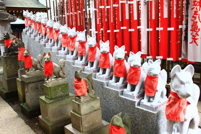 Fuchsstatuen am Toyokawa Inari-Tempel.
