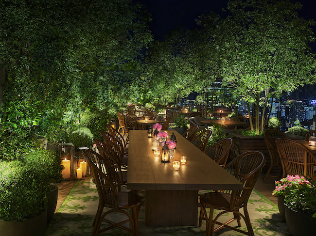 Gartenterrasse des Restaurants The Jade Room im Abendlicht