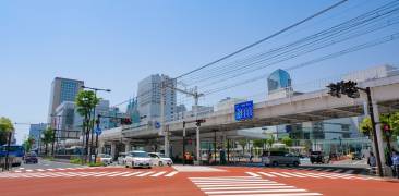 Straßenkreuzung in Kawasaki vor blauem Himmel