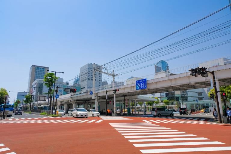 Straßenkreuzung in Kawasaki vor blauem Himmel