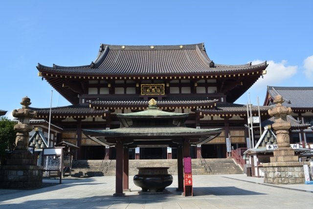 Kawasaki-Daishi-Tempel vor blauem Himmel