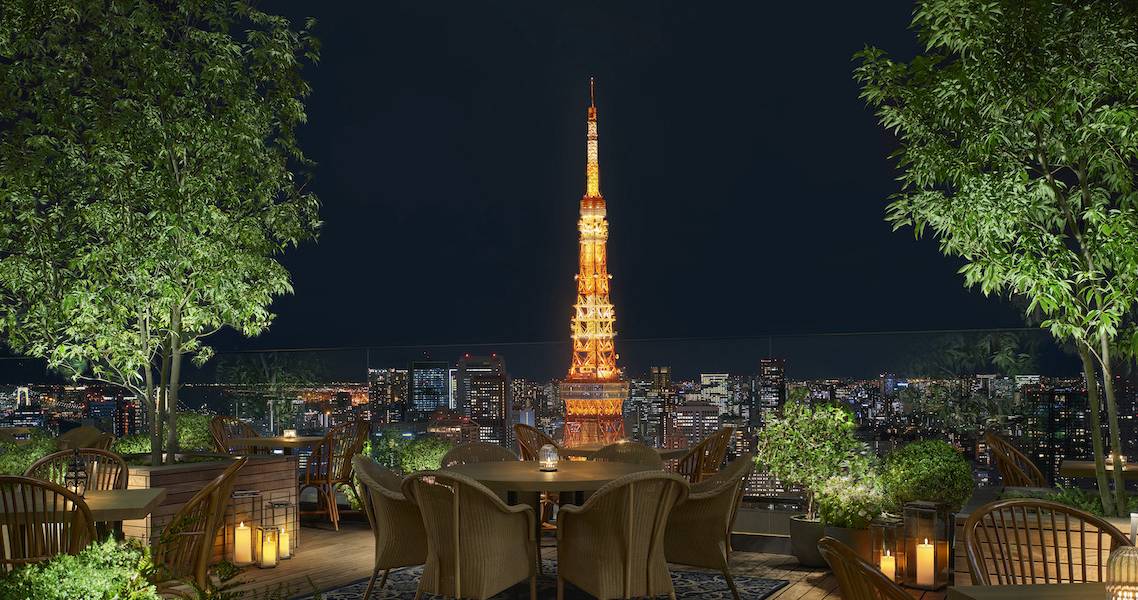 Blick auf den Tokyo Tower von der Terrasse des Restaurants The Jade Room