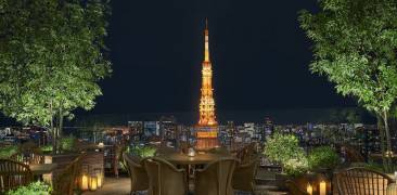 Blick auf den Tokyo Tower von der Terrasse des Restaurants The Jade Room