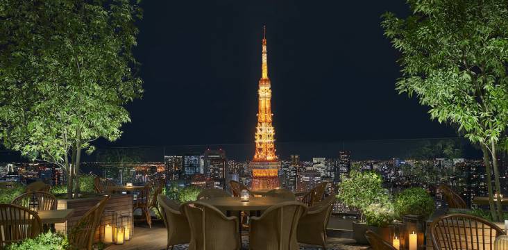 Blick auf den Tokyo Tower von der Terrasse des Restaurants The Jade Room