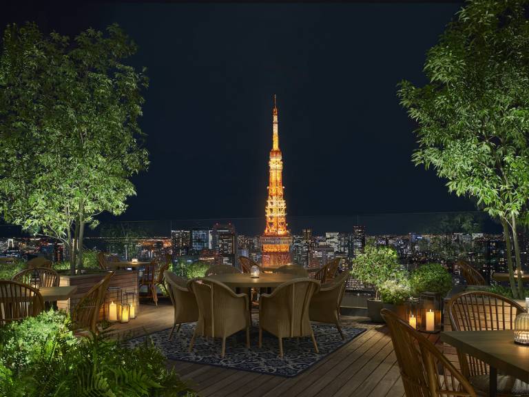 Blick auf den Tokyo Tower von der Terrasse des Restaurants The Jade Room