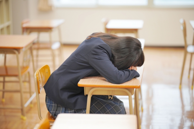 Auf der Schulbank schlafende Schülerin
