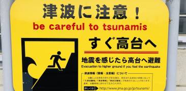 Tsunami-Warnschild