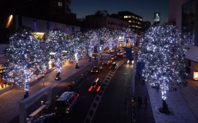 Die Keyakizaka-Straße in Roppongi im Winter.