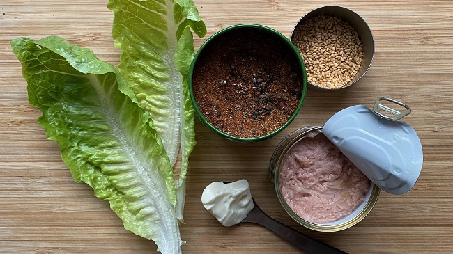 Thunfisch, Salatblatt, Gewürzmischung, Mayonnaise und Sesam