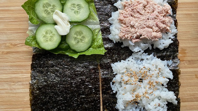 Gurken-Thunfisch-Reis auf Nori-Blatt