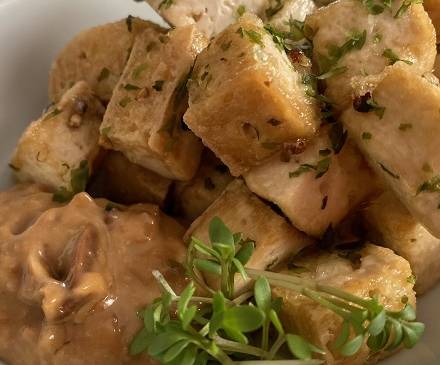 Tofu-Würfel in Misonnaise auf Teller angerichtet