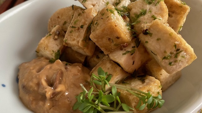 Tofu-Würfel in Misonnaise auf Teller angerichtet