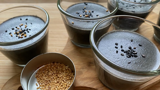 Pudding wird mit schwarzem und weißem Sesam dekoriert